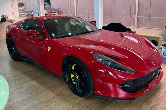 Siêu xe Ferrari 812 GTS đầu tiên cập bến Việt Nam- Ảnh 1.