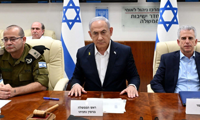 Thủ tướng Israel Benjamin Netanyahu (giữa) tại cuộc họp nội các ở Jerusalem hôm 1/10. Ảnh: AFP