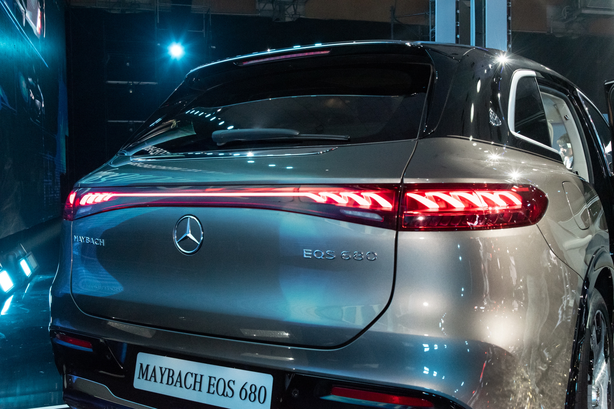 Mercedes-Maybach EQS 680 vừa ra mắt Việt Nam đã có khách chốt luôn tại sự kiện: Giá 7,61 tỷ, 3 màn hình, mạnh gần 660 mã lực, chạy 611km/sạc- Ảnh 7.