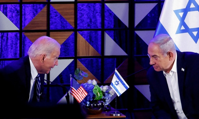 Tổng thống Mỹ Joe Biden (trái) gặp Thủ tướng Israel Benjamin Netanyahu tại Tel Aviv hồi tháng 10 năm ngoái. Ảnh: Reuters