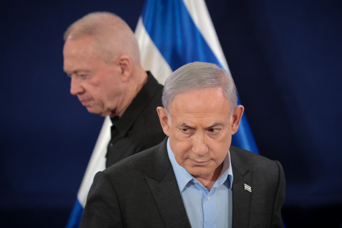 Thủ tướng Israel Benjamin Netanyahu (trước) và Bộ trưởng Quốc phòng Yoav Gallant tại cuộc họp báo ở Tel Aviv hồi tháng 12/2023. Ảnh: Flash90