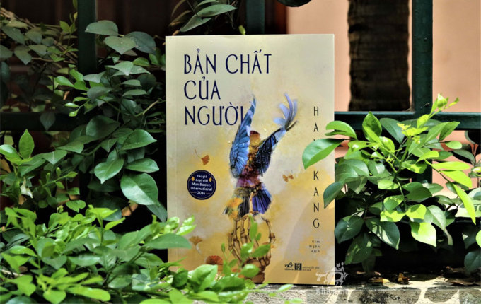 Cuốn Bản chất của người của Han Kang được dịch và xuất bản trong nước năm 2019. Ảnh: Nhã Nam