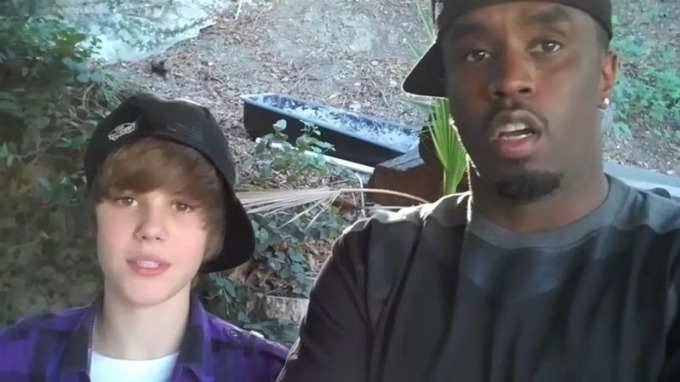 Ca sĩ Justin Bieber (trái) và rapper Diddy trong cuộc phỏng vấn năm 2008. Ảnh:YouTube Justin Bieber