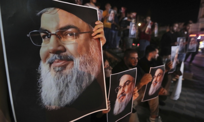 Người dân rước ảnh thủ lĩnh Hezbollah Hassan Nasrallah trên đường phố Sidon, Lebanon, ngày 28/9, sau khi ông thiệt mạng vì đòn không kích của Israel . Ảnh: AP