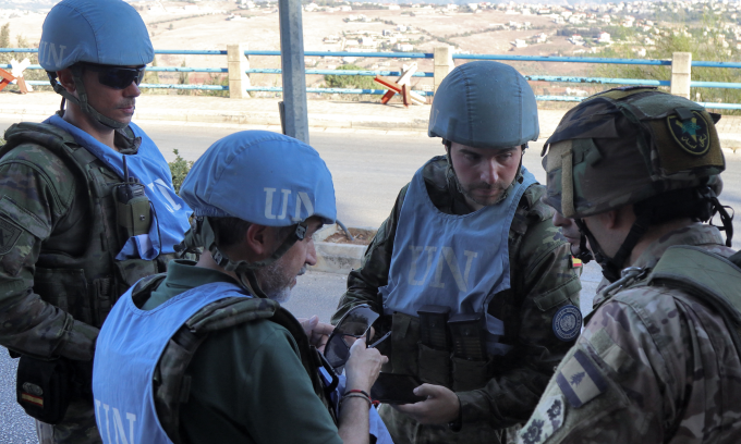 Binh sĩ Tây Ban Nha trực thuộc UNIFIL tuần tra cùng quân đội Lebanon tại khu vực Marjayoun hôm 9/10. Ảnh: AFP