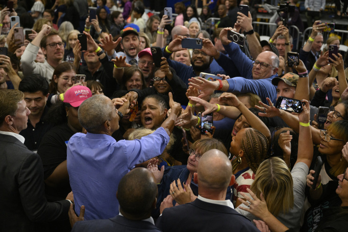 Barack Obama bắt tay cùng các cử tri hâm mộ thuộc đảng Dân chủ ngày 10/10 ở Pittsburg, bang Pennsylvania. Ảnh: AFP