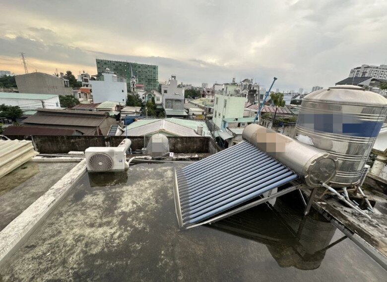 Cục nóng điều hòa ngập trong nước khiến người đàn ông thiệt mạng do rò rỉ điện. (Ảnh Tuổi Trẻ)