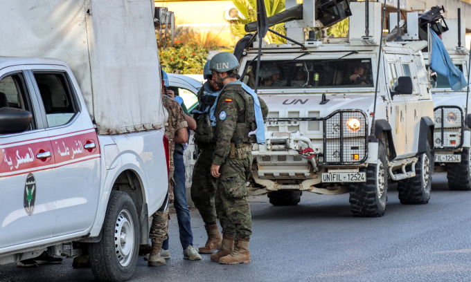 Binh sĩ Tây Ban Nha thuộc UNIFIL trong cuộc tuần tra cùng quân cảnh Lebanon ở miền nam nước này ngày 8/10. Ảnh: AFP