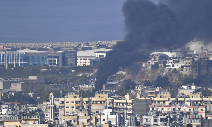 Khói bốc lên tại ngoại ô Beirut, Lebanon sau đòn tập kích của Israel hôm 16/10. Ảnh: AFP