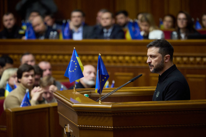 Tổng thống Volodymyr Zelensky phát biểu trước quốc hội Ukraine ở Kiev ngày 16/10. Ảnh: AFP