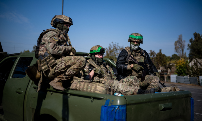 Lính Ukraine trên đường quay lại tiền tuyến gần thành phố Chasov Yar ở tỉnh Donetsk hôm 7/10. Ảnh: AFP