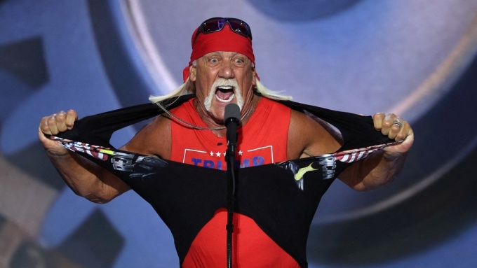 Cựu đô vật Hulk Hogan trên sân khấu đại hội toàn quốc đảng Cộng hòa ở Wisconsin hồi tháng 7. Ảnh: Reuters