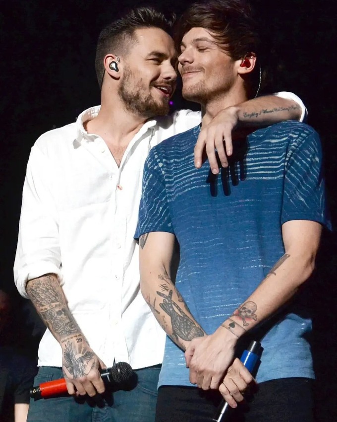 Liam Payne (trái) và Louis Tomlinson trên sân khấu. Ảnh: Instagram Louis Tomlinson