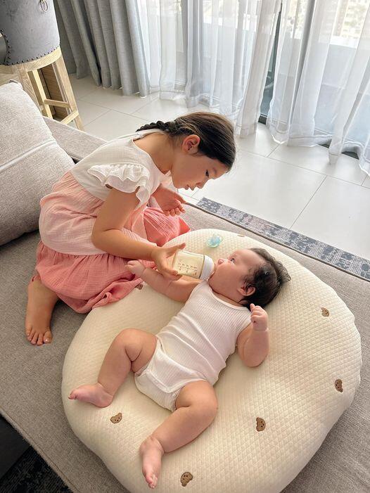 Myla ra dáng chị gái, cực kỳ yêu thương em trai.