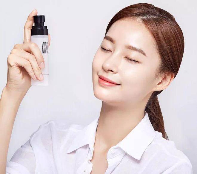 Dùng xịt cố định lớp trang điểm thay vì phấn phủ sẽ giúp giữ lớp makeup lâu trôi mà không gây bong tróc da.