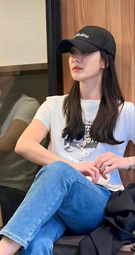 Dù diện outfit đơn giản, Song Hye Kyo với khí chất thu hút ánh nhìn.