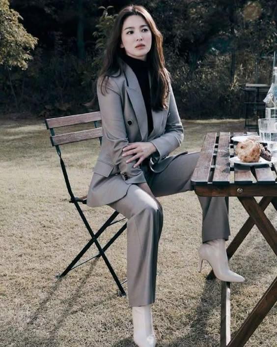 Vẻ đẹp cuốn hút và quyền lực mà Song Hye Kyo sở hữu khi diện outfit suit lịch lãm.