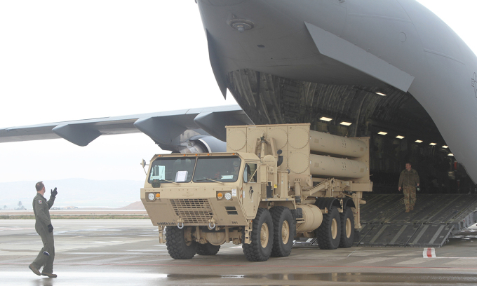 Bệ phóng của tổ hợp THAAD Mỹ rời khoang vận tải cơ C-17 tại căn cứ không quân Nevatim, Israel tháng 3/2019. Ảnh: USAF