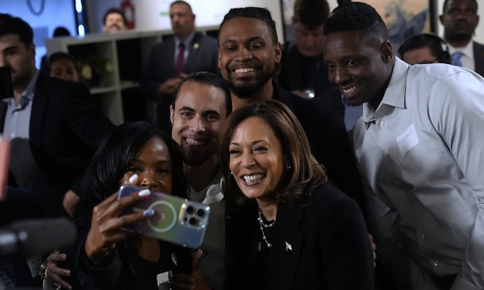 Phó tổng thống Kamala Harris chụp ảnh khi đến thăm phòng trưng bày nghệ thuật Norwest ở Detroit hôm 15/10. Ảnh: AP