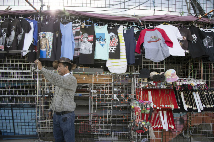 Chủ cửa hàng quần áo Carlos Reyes bên ngoài gian hàng của mình ở chợ Broadacres, Las Vegas, Nevada ngày 11/10. Ảnh: AFP