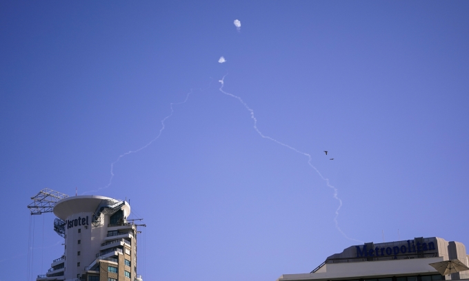 Hệ thống vòm sắt Israel khai hỏa để đánh chặn rocket trong lúc còi báo động không kích vang lên ở Tel Aviv ngày 23/10. Ảnh: AP