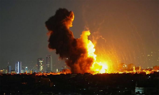 Khói bốc lên từ vị trí trúng đòn không kích của Israel ở Laylaki, ngoại ô Beirut, Lebanon ngày 23/10. Ảnh: AFP