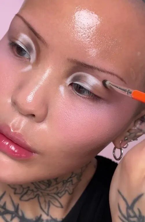 Làn da căng bóng và tập trung nhấn vào đôi mắt là đặc trưng của kiểu makeup hà mã này theo cách của Mei Pang. 