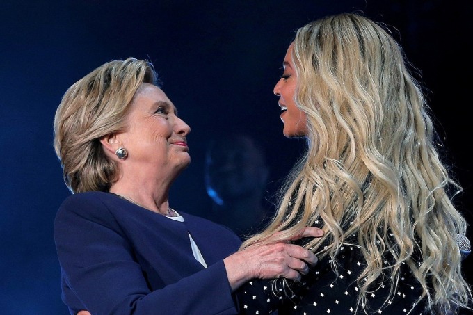 Bà Hillary Clinton và ca sĩ Beyoncé tại concert hỗ trợ chiến dịch tranh cử của bà ở Cleveland năm 2016. Ảnh: Reuters