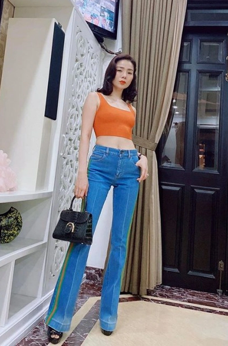 Lệ Quyên vẫn khiến khán giả trầm trồ khi diện outfit với áo croptop khoe vòng eo thon gọn.