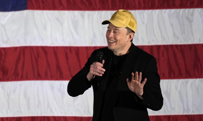 Tỷ phú Elon Musk trong sự kiện vận động cho ông Trump ở Folsom, Pennsylvania, ngày 17/10. Ảnh: AP