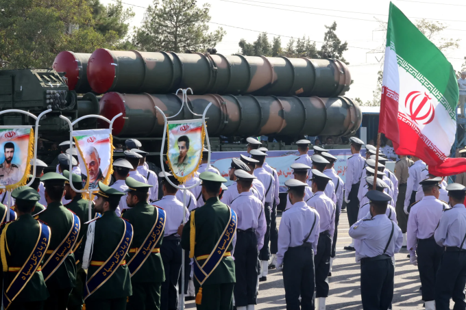 Tên lửa phòng không Iran trong cuộc duyệt binh ở Tehran hồi tháng 9. Ảnh: AFP