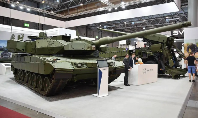 Xe tăng Leopard 2A8 tại triển lãm quốc phòng IDET 2023 ở Czech hồi tháng 5/2023. Ảnh: Army Recognition