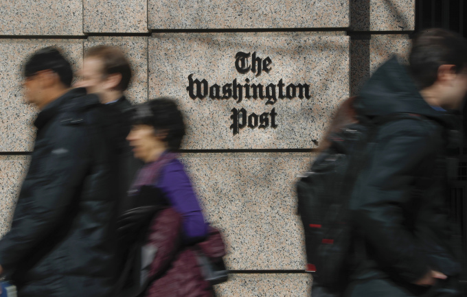 Người dân đi qua trụ sở báo Washington Post ở thủ đô Washington, Mỹ tháng 2/2019. Ảnh: AP