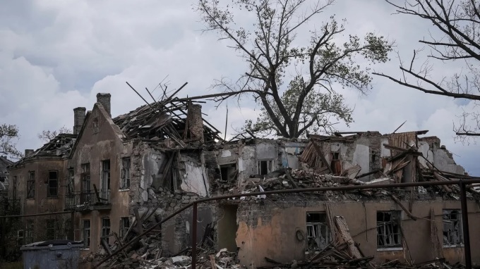 Tòa nhà đổ nát vì giao tranh ở thành phố Chasov Yar, vùng Donetsk, Ukraine ngày 16/10. Ảnh: Reuters