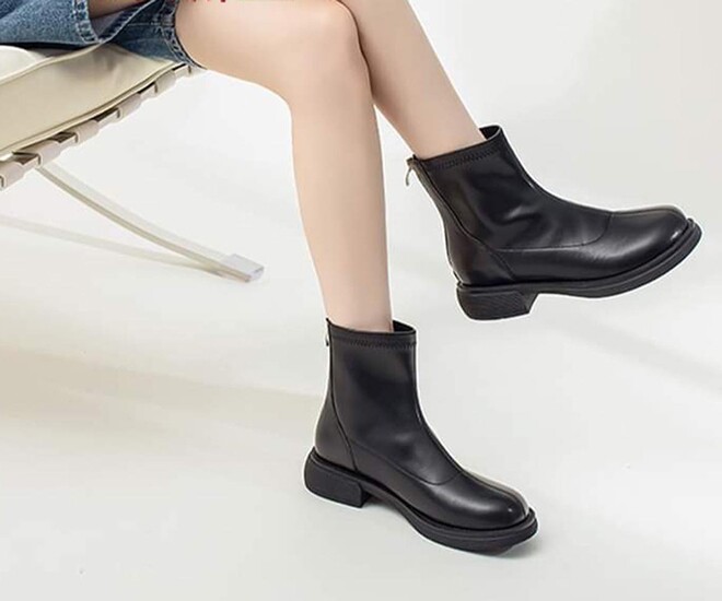 Giày ankle boots với độ dài trên mắt cá chân một chút có thể giúp chị em khoe chân thon và phối được nhiều kiểu trang phục.