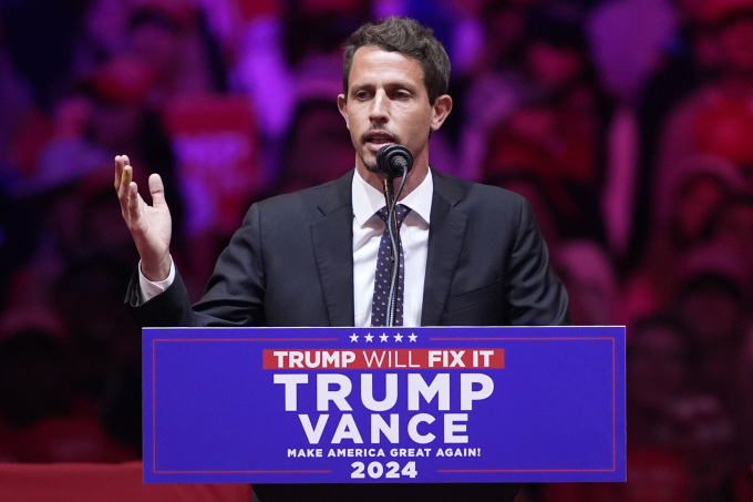 Diễn viên hài Tony Hinchcliffe phát biểu tại cuộc vận động của ông Donald Trump ở New York ngày 27/10. Ảnh: AP