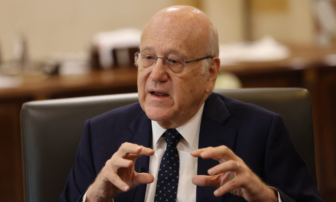 Thủ tướng Lebanon Najib Mikati trả lời phỏng vấn ở Beirut hôm 15/10. Ảnh: AFP