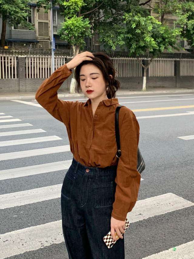 Cất sơ mi đen trắng đi, những màu áo sơ mi đẹp nhất diện mùa thu này đã lộ diện, giúp chị em mặc vào liền trẻ lại 10 tuổi - 2