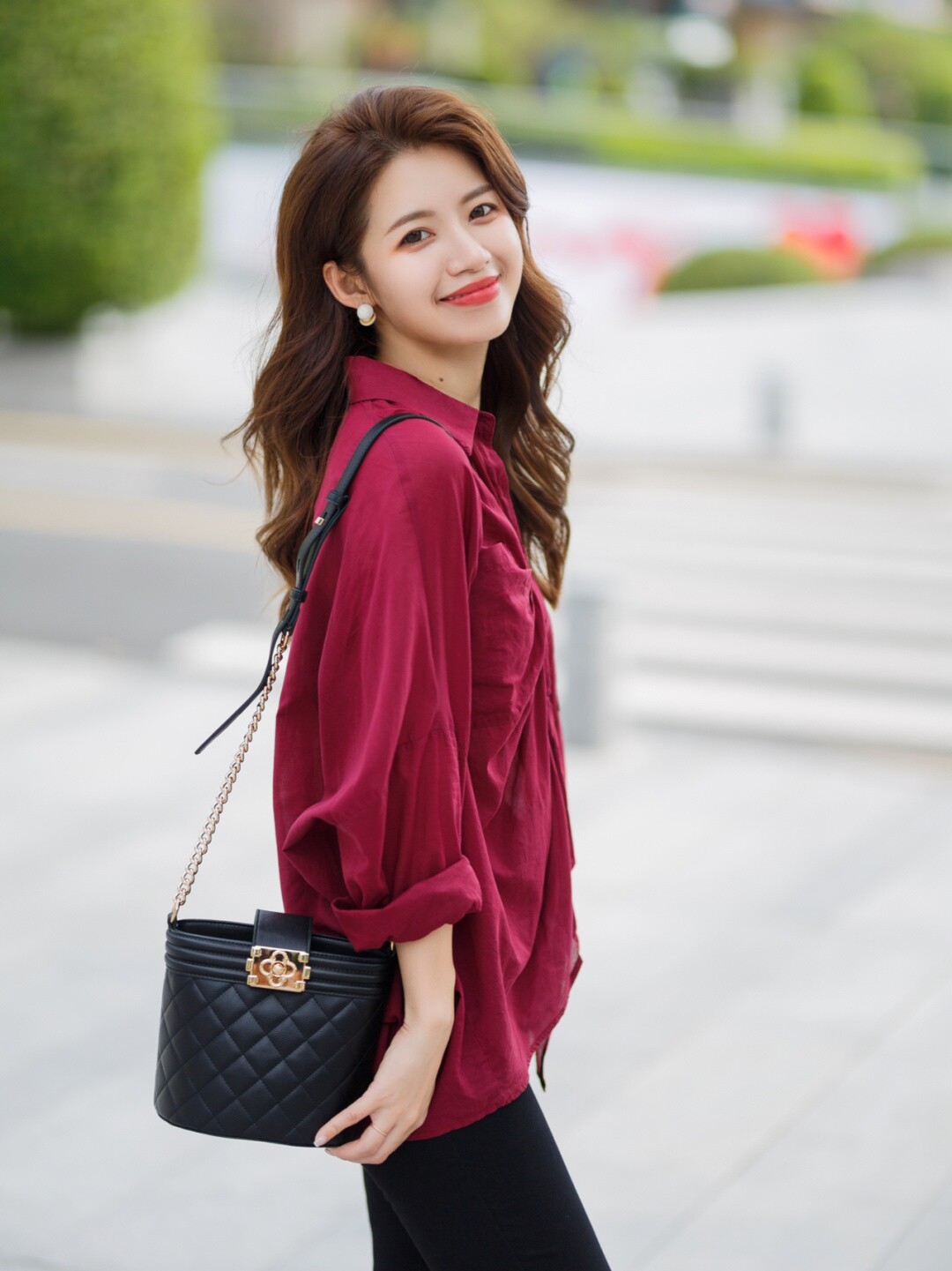 Sơ mi đỏ tía toát lên vẻ sang trọng, bí ẩn và đầy cuốn hút.