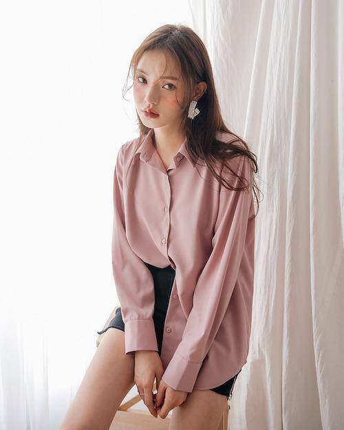 Sơ mi hồng mang đến nét lãng mạn, nữ tính nhưng vẫn giữ được sự hiện đại tinh tế.