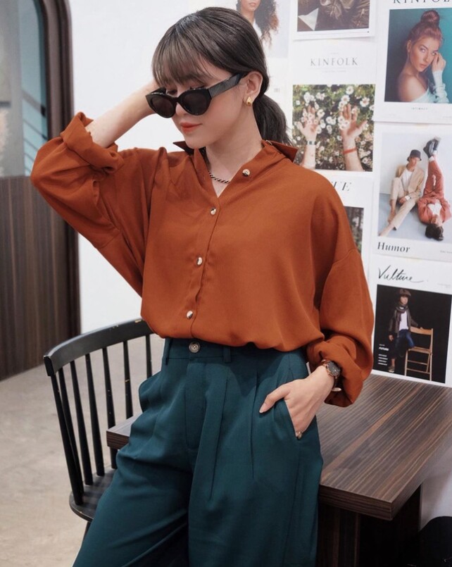 Sơ mi nâu mang lại vẻ thanh lịch ấm áp, là lựa chọn hoàn hảo thay thế sắc đen kinh điển.