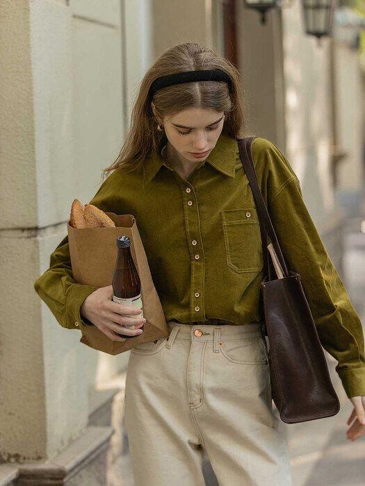 Sơ mi xanh rêu gợi cảm giác gần gũi thiên nhiên, vừa tinh tế vừa dễ phối trong mùa thu đông.