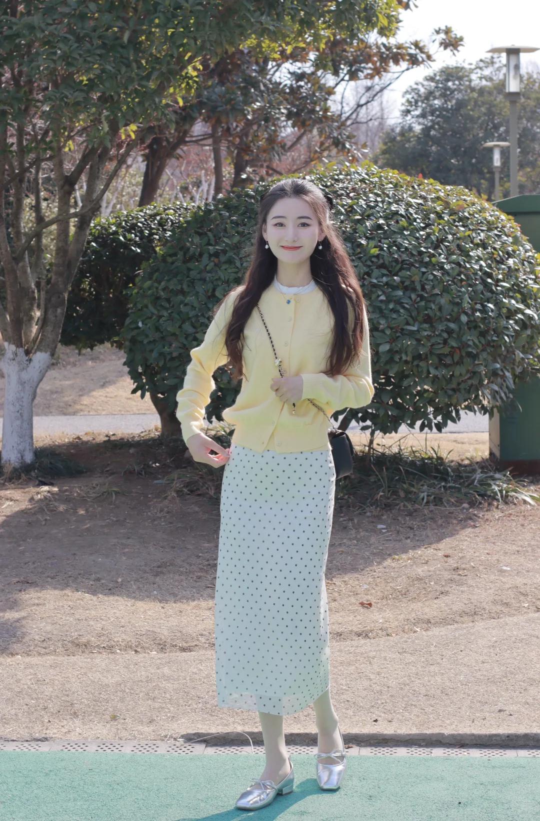 Chân váy dài từng bị chê amp;#34;quê mùaamp;#34;, nay thành hot item mùa thu với 6 cách mix cực sang - 11