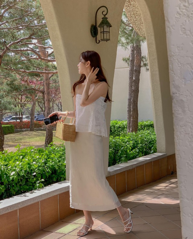 Chân váy dài từng bị chê amp;#34;quê mùaamp;#34;, nay thành hot item mùa thu với 6 cách mix cực sang - 15