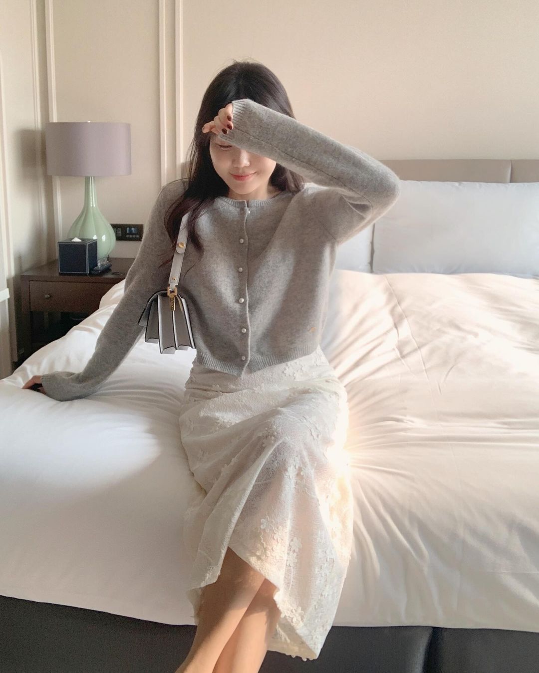 Chân váy dài từng bị chê amp;#34;quê mùaamp;#34;, nay thành hot item mùa thu với 6 cách mix cực sang - 7