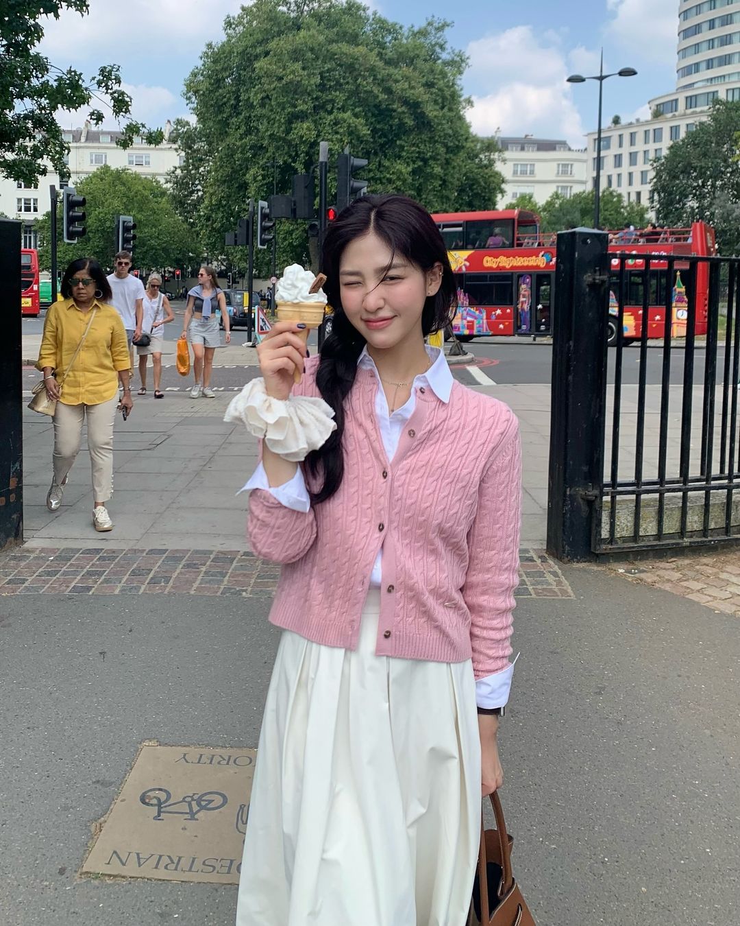 Chân váy dài từng bị chê amp;#34;quê mùaamp;#34;, nay thành hot item mùa thu với 6 cách mix cực sang - 9