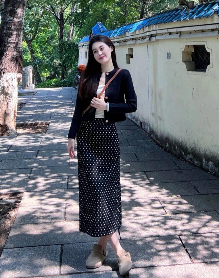 Chân váy dài từng bị chê amp;#34;quê mùaamp;#34;, nay thành hot item mùa thu với 6 cách mix cực sang - 10