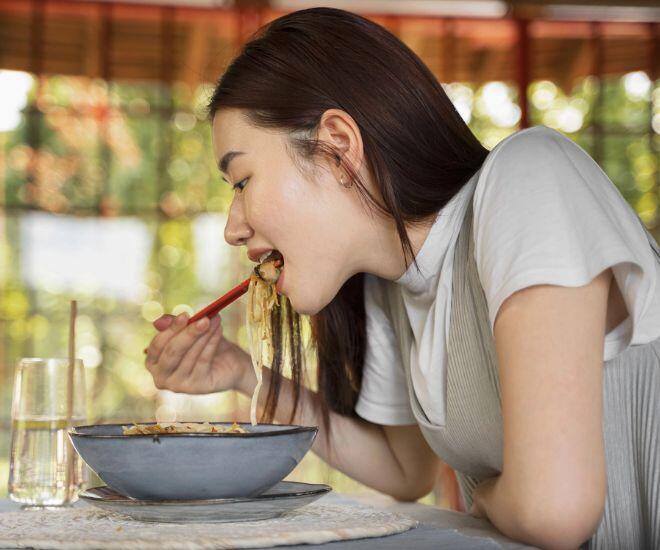 Ăn chậm nhai kỹ giúp phòng ngừa các bệnh về tiêu hoá (Ảnh minh hoạ)