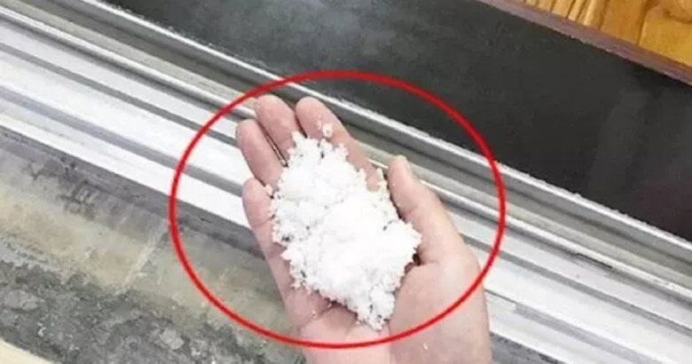 Tại sao nên rắc muối quanh nhà sau ngày mưa bão? Đây là 3 lý do - 2