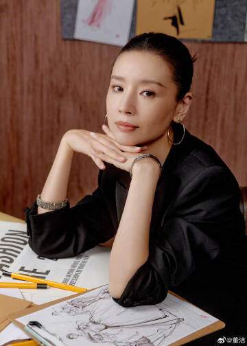 ổng Khiết áp dụng chế độ ăn thanh đạm, ít chất béo và tinh bột, thay cơm trắng bằng ngũ cốc, rau củ. Nguồn protein chủ yếu đến từ cá, gia cầm, ức bò và thăn bò. Cô cũng hạn chế muối, đường, dầu mỡ, ưu tiên cách chế biến đơn giản như hấp, luộc, hầm để giữ dáng.